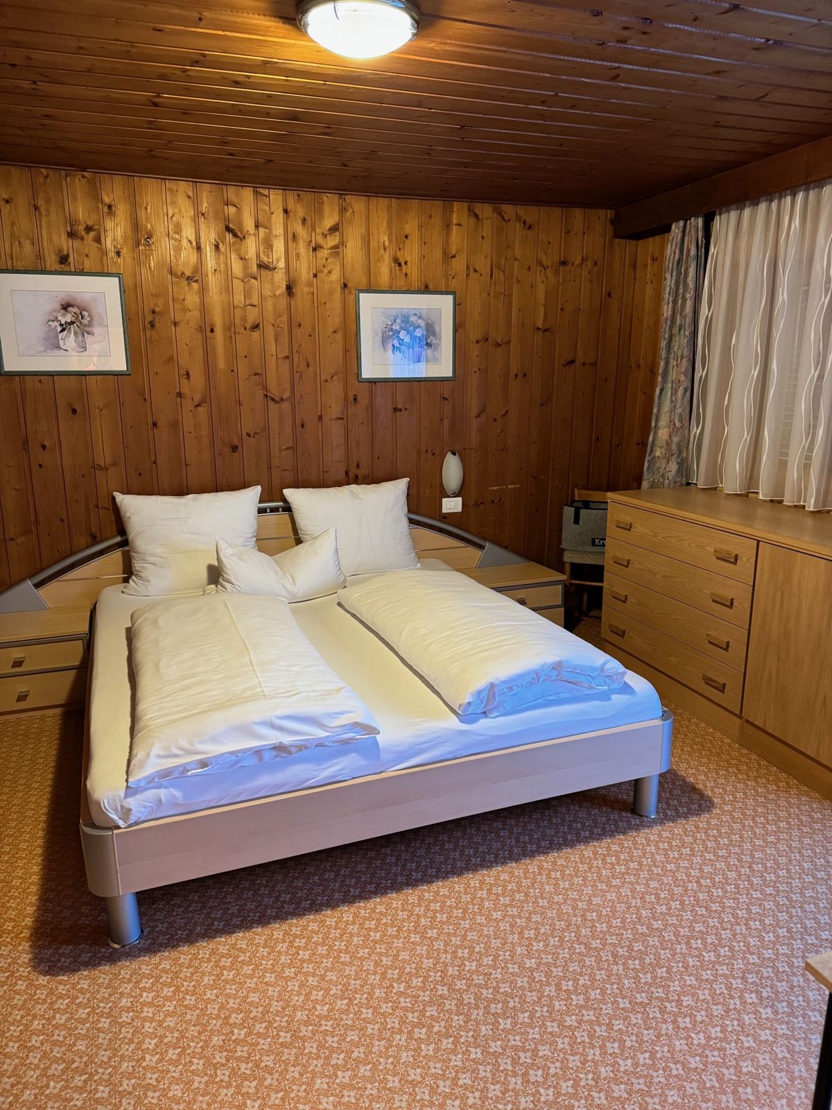 Doppelzimmer mit Holzvertäfelung