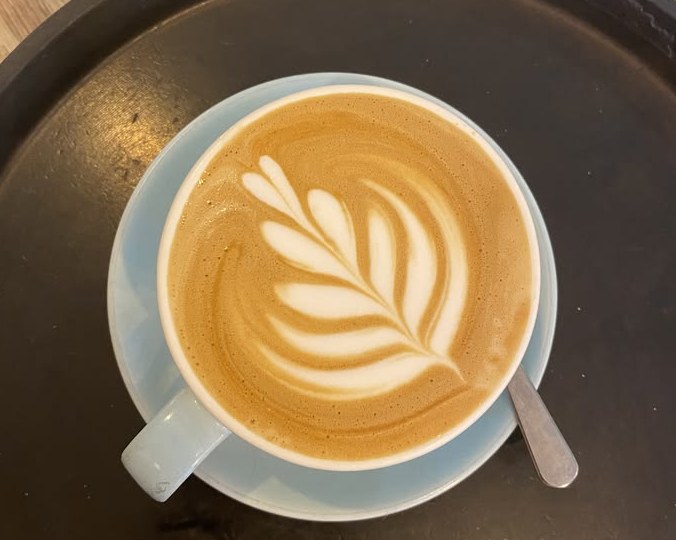 Cappuccino mit Latte Art aus der Siebträgermaschine