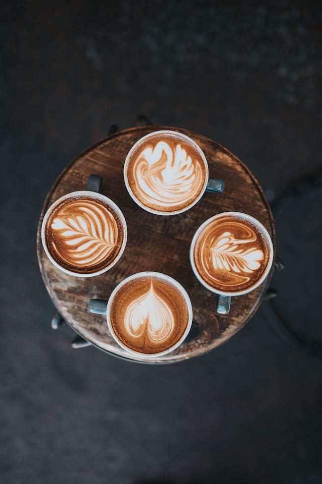 Vier Cappuccini mit Latte Art