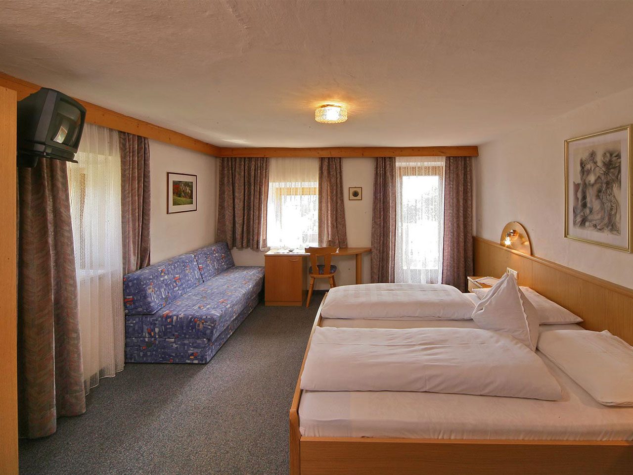 Zweites Panoramazimmer mit Doppelbett, Schlafcouch und Schreibtisch