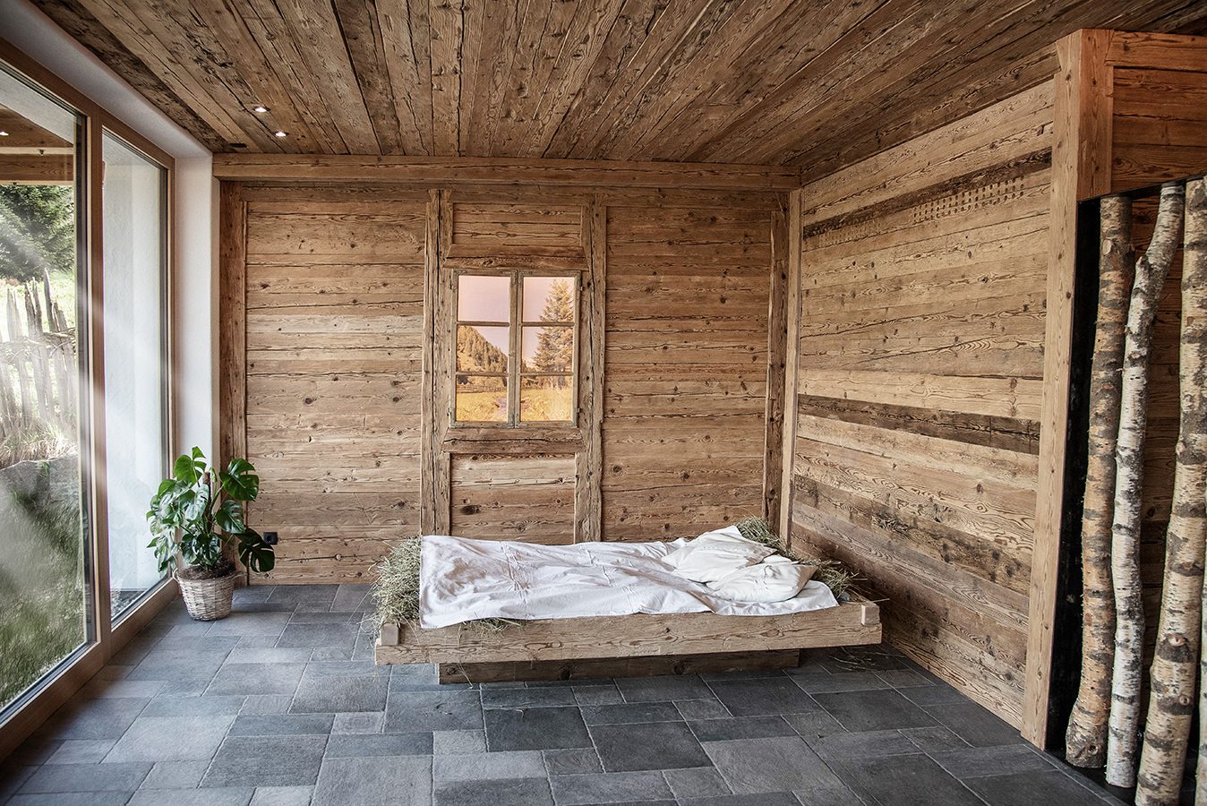 Heubett aus Altholz im Ruhebereich